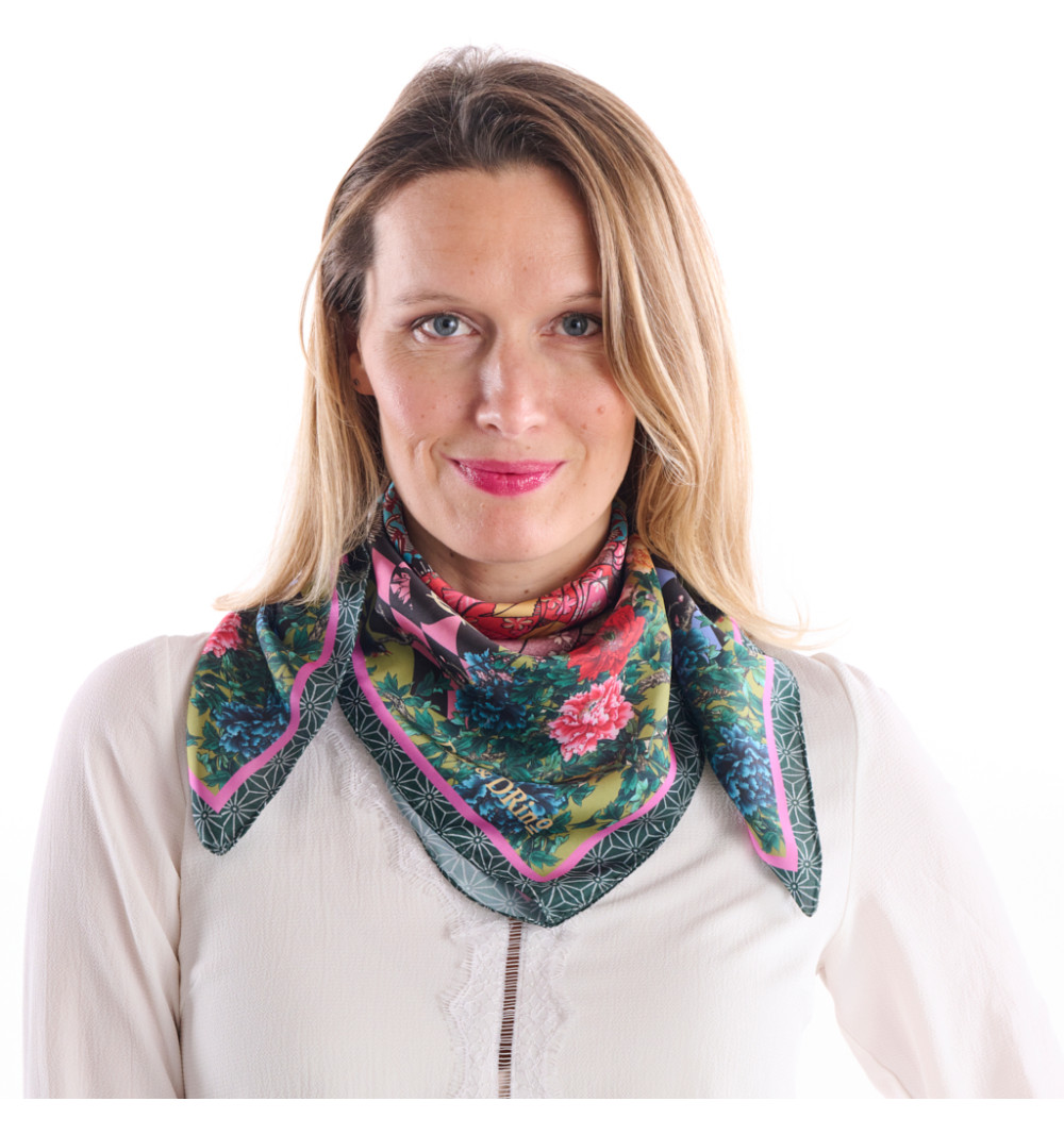 Foulard Geisha, inspiration japonaise et motifs floraux délicats.