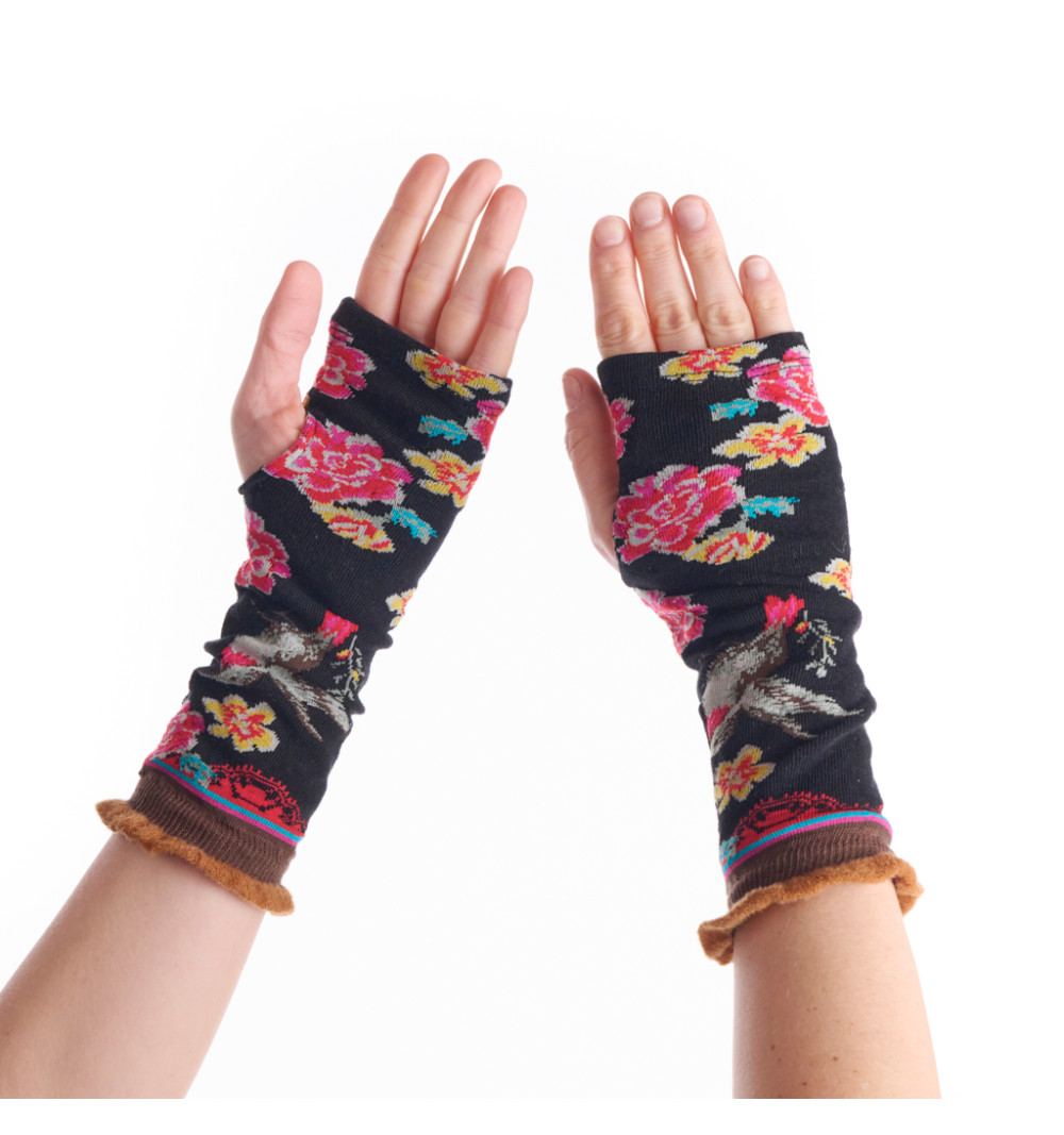 Mitaines noires avec un colibri et des fleurs jaunes et roses.