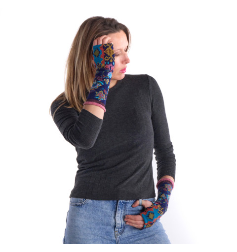 Mitaines bleues avec des motifs de fleurs et de feuilles multicolores.