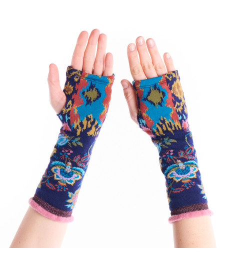 Mitaines bleues avec des motifs de fleurs et de feuilles multicolores.