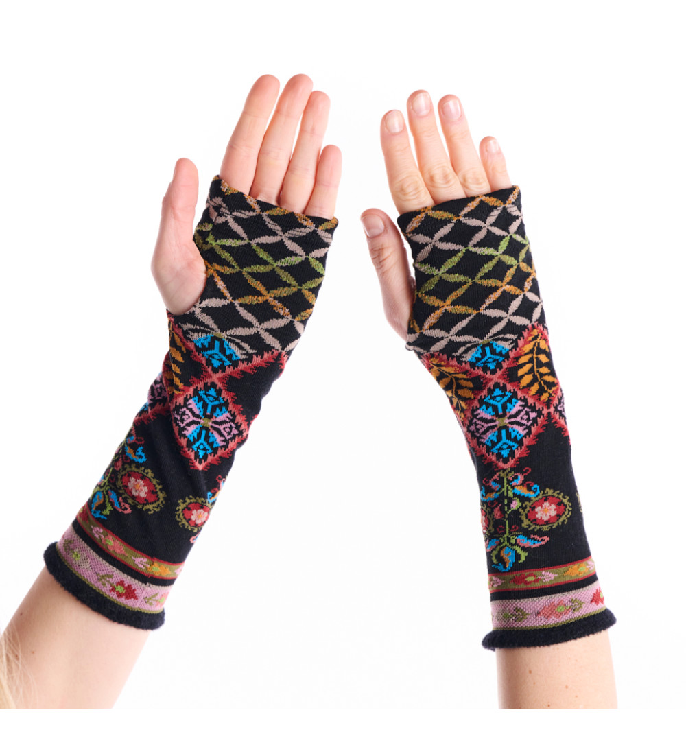 Mitaines noires avec un motif quadrillé et des flocons multicolores.