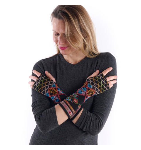 Mitaines noires avec un motif quadrillé et des flocons multicolores.