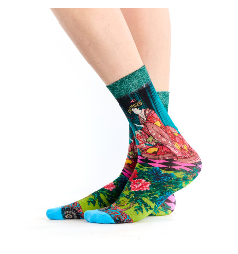 Chaussettes bleues et vertes avec une illustration japonaise de Geisha.