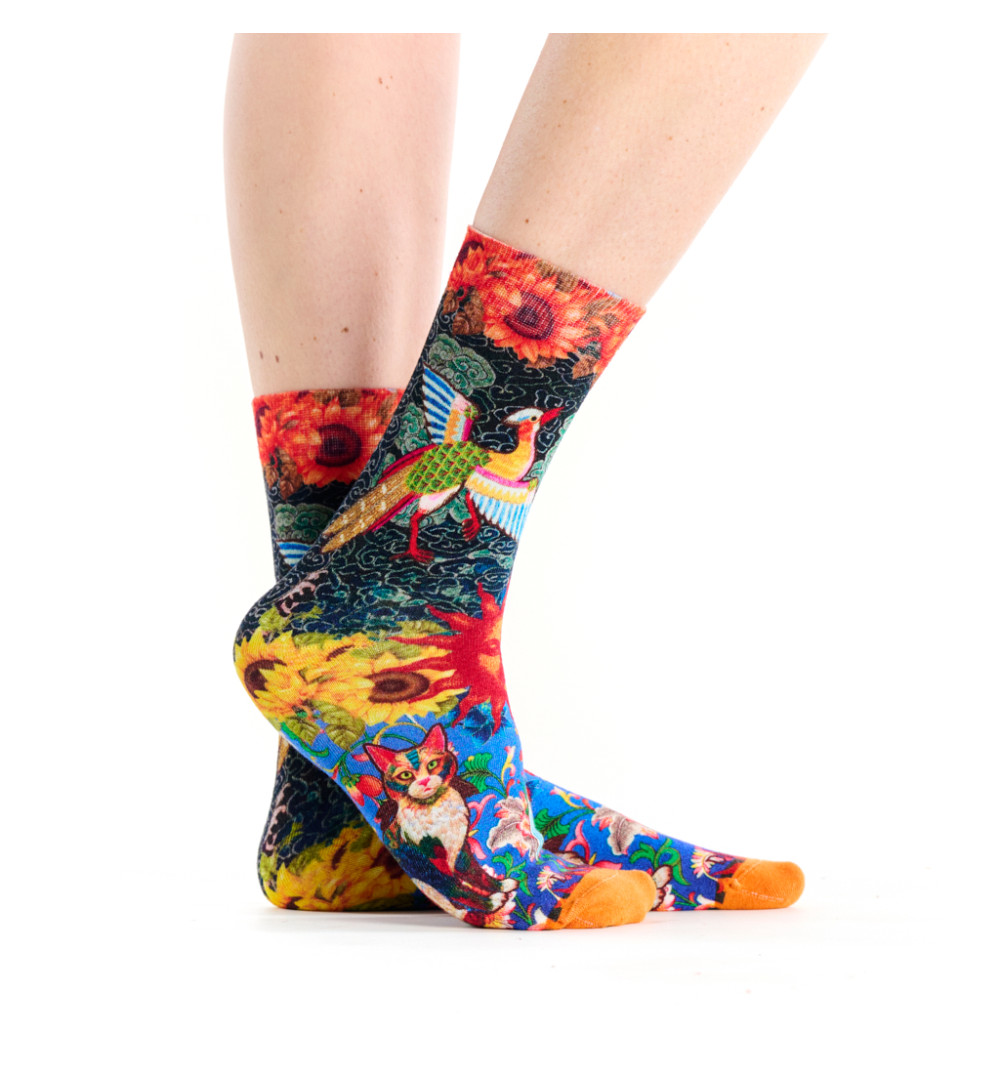 Chaussettes multicolores, un chat et un oiseau dans un style japonais, et un talon décoré de tournesols et d'un soleil