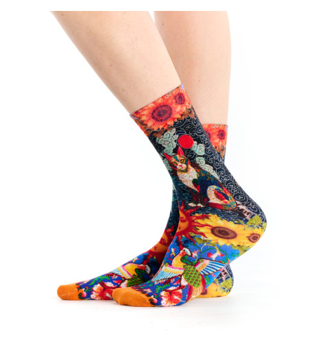 Chaussettes multicolores, un chat et un oiseau dans un style japonais, et un talon décoré de tournesols et d'un soleil