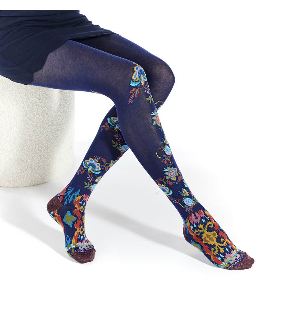 Collants bleu marine avec des motifs de fleurs grimpantes aux couleurs vives s’étendant jusqu’aux genoux.
