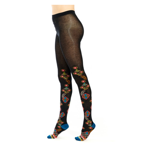 Collants noirs avec des motifs géométriques colorés et des plantes remontant jusqu’aux cuisses.
