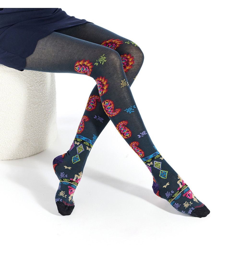 Collants noirs motifs colorés inspirés de l’art hindou, Shiva représenté sur le pied et ornements montant jusqu’aux cuisses.