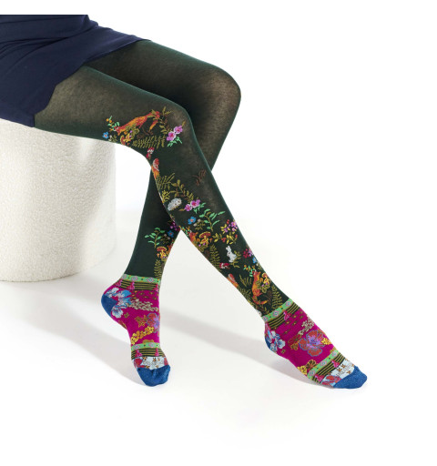 Collants kaki foncé avec un pied fuchsia, décorés de plantes, champignons et animaux de la forêt comme des lapins et des renards