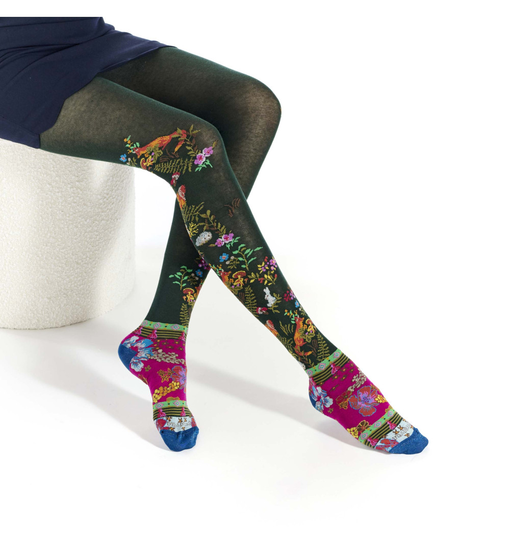 Collants kaki foncé avec un pied fuchsia, décorés de plantes, champignons et animaux de la forêt comme des lapins et des renards