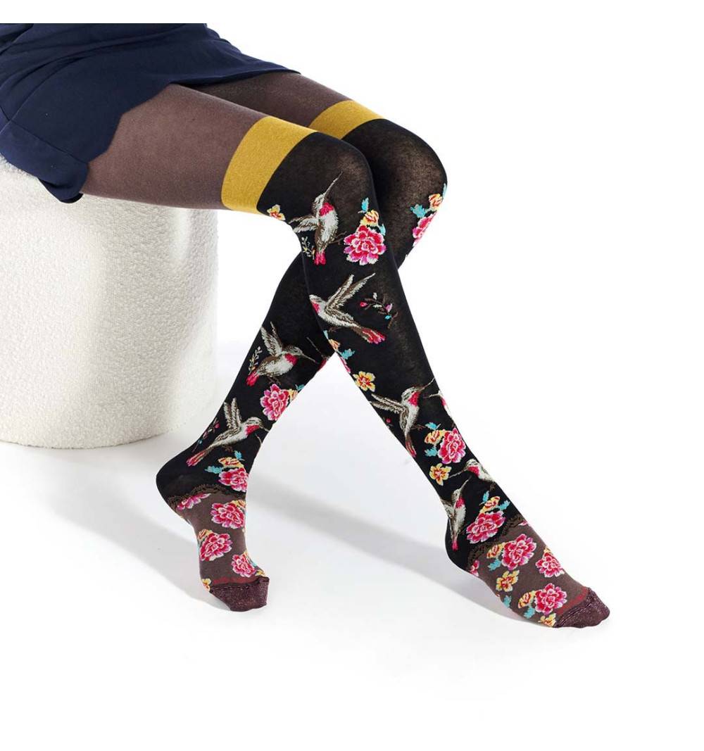 Collants noirs avec motifs de colibris et fleurs roses, bande jaune à mi-cuisse séparant une partie supérieure marron.