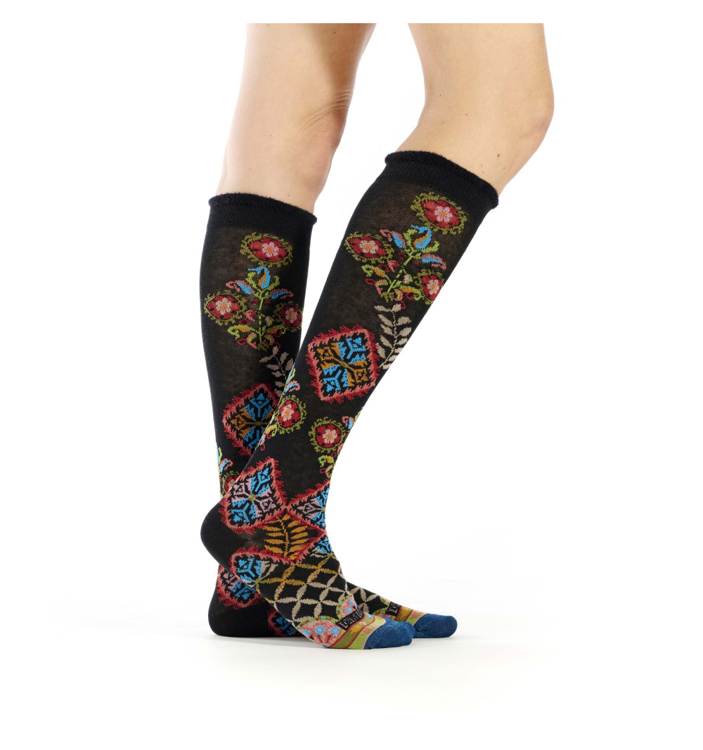 Mi-bas noirs avec motifs colorés de fleurs, formes géométriques et plantes, s’arrêtant sous le genou.