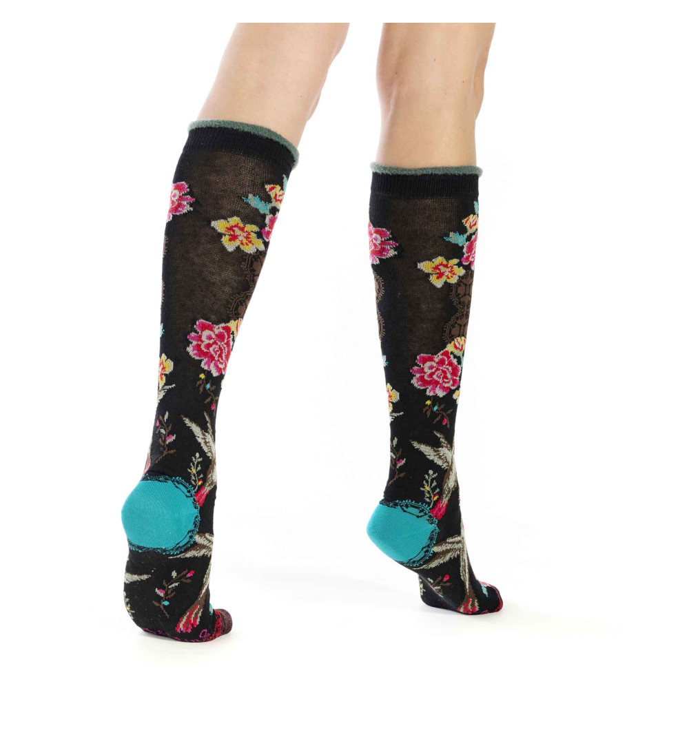 Mi-bas noirs motifs floraux roses et jaunes avec colibris, bord-côte en fil chenille, talon cyan, pointe marron.
