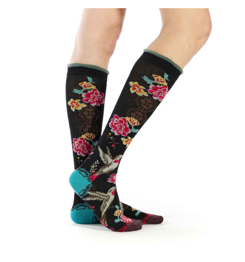Mi-bas noirs motifs floraux roses et jaunes avec colibris, bord-côte en fil chenille, talon cyan, pointe marron.