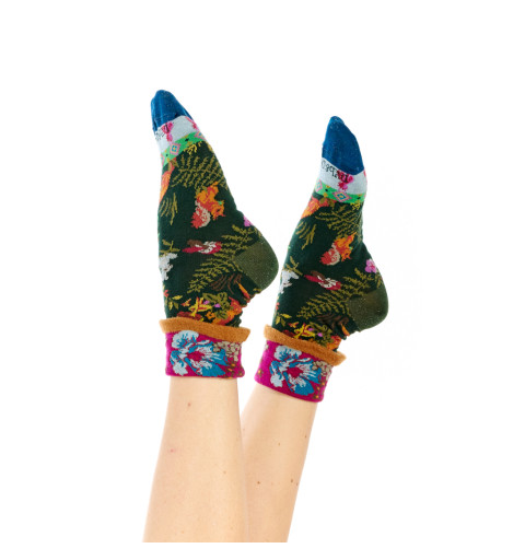 Chaussettes vert foncé Dub & Drino avec motifs d’animaux et de plantes, revers fuchsia fleuri et pointe bleue.