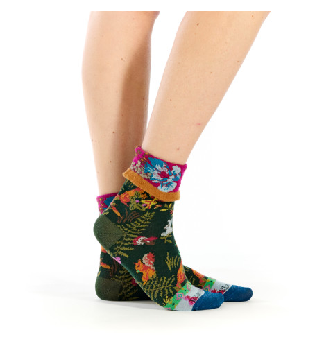 Chaussettes vert foncé Dub & Drino avec motifs d’animaux et de plantes, revers fuchsia fleuri et pointe bleue.