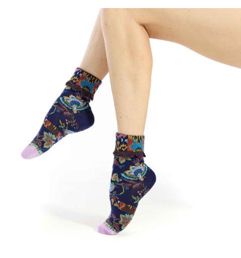 Chaussettes bleues Dub & Drino ornées de fleurs colorées, pointe rose et revers marron en fil chenille.