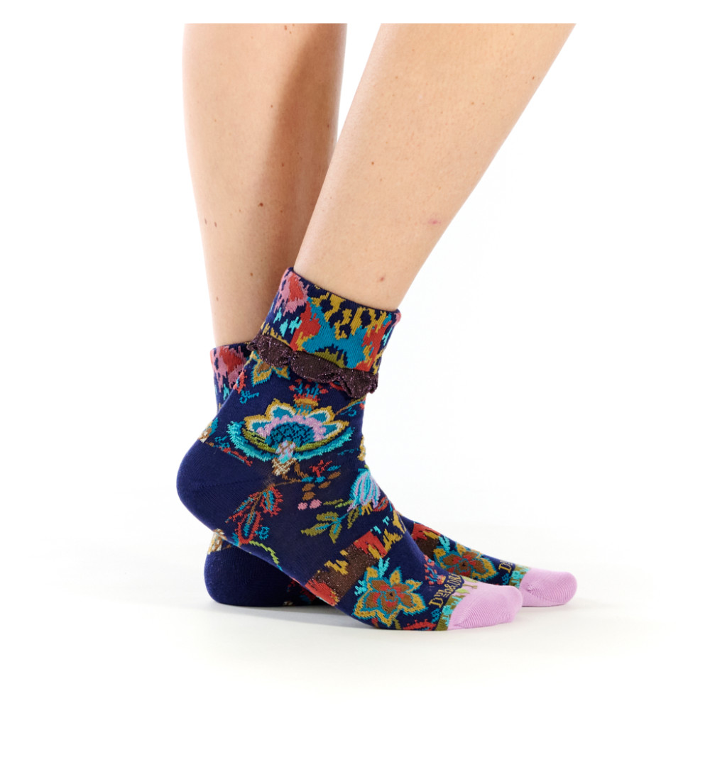 Chaussettes bleues Dub & Drino ornées de fleurs colorées, pointe rose et revers marron en fil chenille.