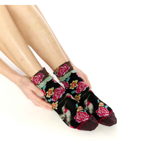 Chaussettes noires Dub & Drino ornées de colibris et fleurs colorées, pointe mauve pailletée, talon cyan et revers marron.