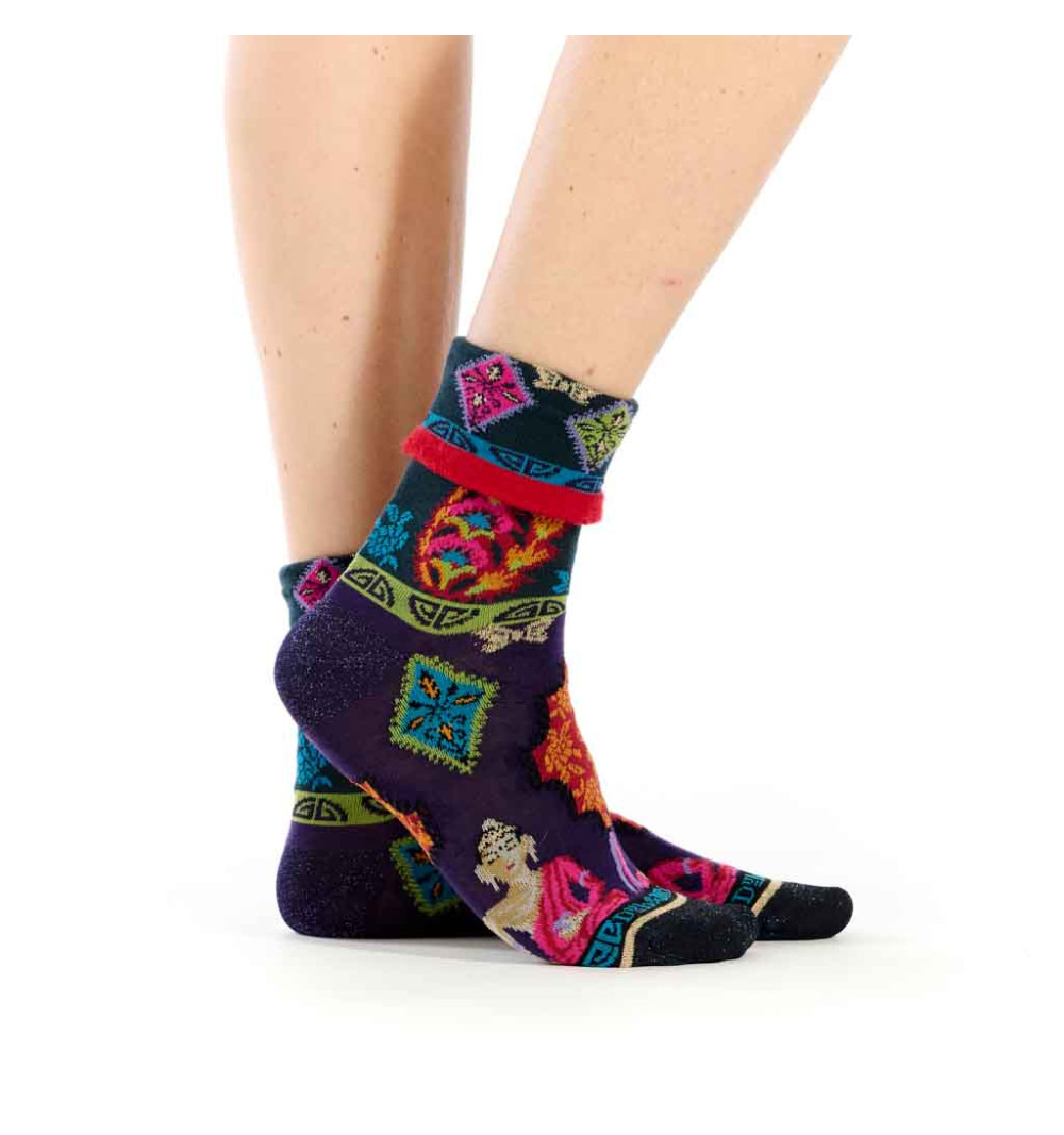 Chaussettes Dub & Drino bleues avec pied violet, motifs hindous colorés et illustration de Shiva. Revers à bord-côte rouge.