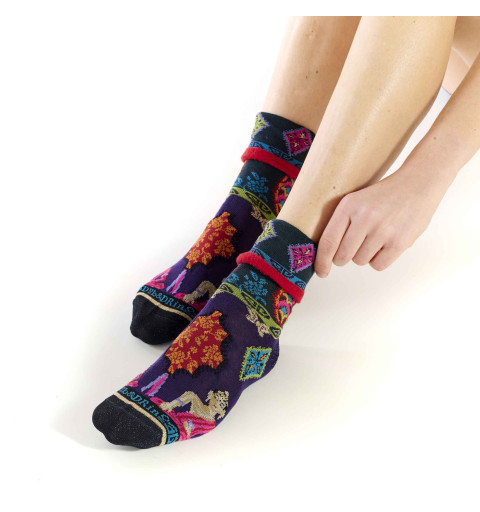 Chaussettes Dub & Drino bleues avec pied violet, motifs hindous colorés et illustration de Shiva. Revers à bord-côte rouge.