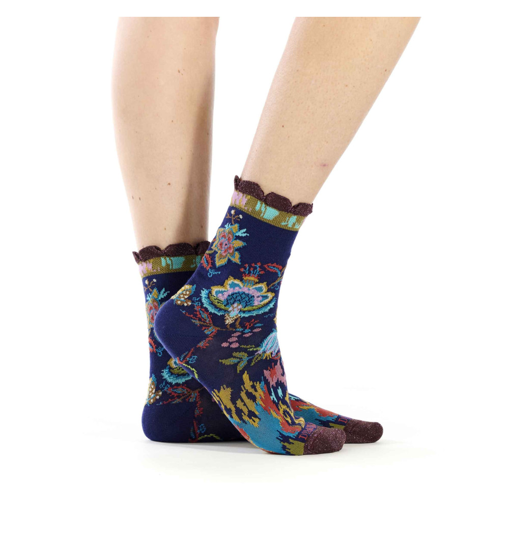 Chaussettes Dub & Drino bleu marine avec des motifs de plantes et de formes géométriques.