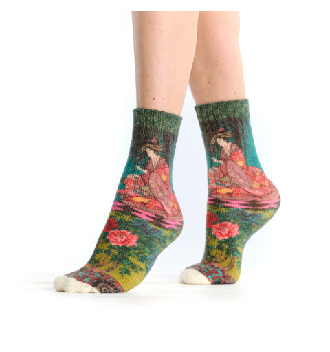 Mi-chaussettes bouclettes imprimées Geisha, Dub & Drino. Tons vert et bleu avec motifs floraux et geisha.