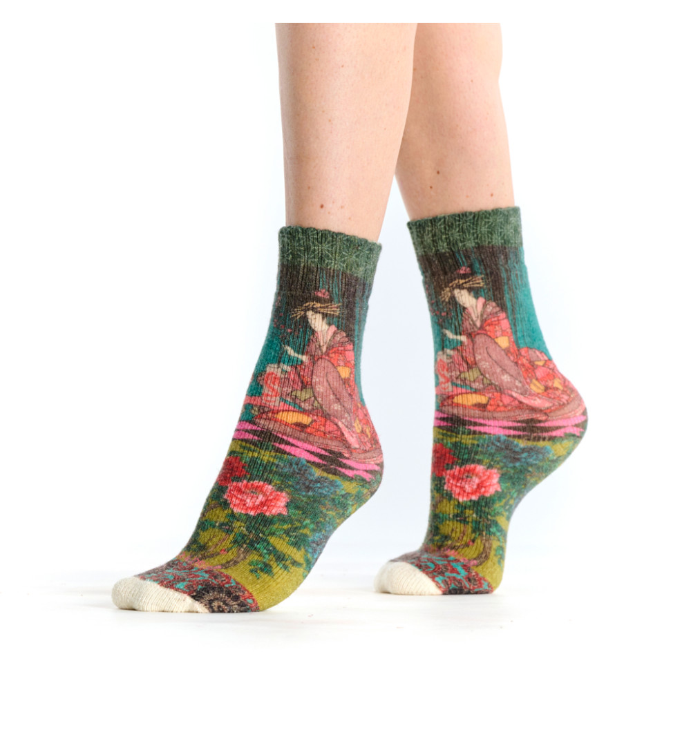 Mi-chaussettes bouclettes imprimées Geisha, Dub & Drino. Tons vert et bleu avec motifs floraux et geisha.
