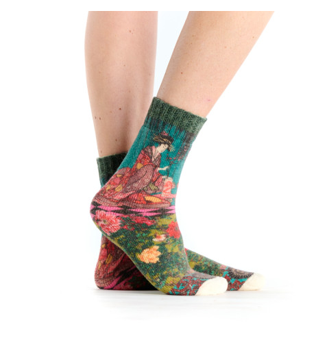 Mi-chaussettes bouclettes imprimées Geisha, Dub & Drino. Tons vert et bleu avec motifs floraux et geisha.