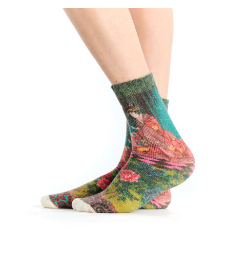 Mi-chaussettes bouclettes imprimées Geisha, Dub & Drino. Tons vert et bleu avec motifs floraux et geisha.