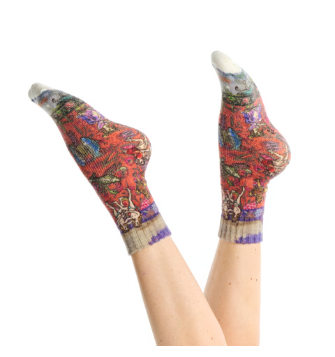 Mi-chaussettes bouclettes imprimées Gaïa, Dub & Drino. Tons orangés avec personnages et animaux médiévaux.