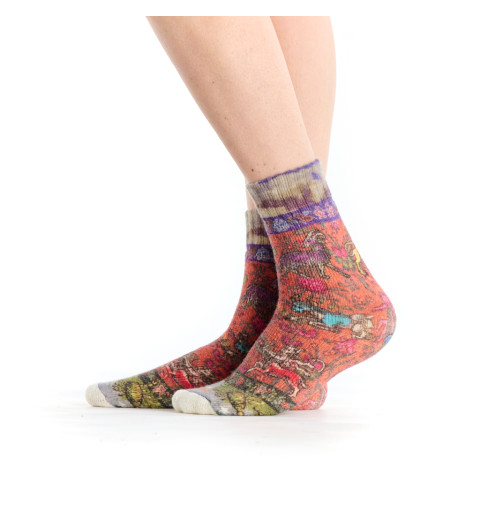 Mi-chaussettes bouclettes imprimées Gaïa, Dub & Drino. Tons orangés avec personnages et animaux médiévaux.