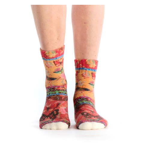 Mi-chaussettes bouclettes imprimées Bucolique, Dub & Drino. Pied orange et cheville jaune avec papillons colorés.