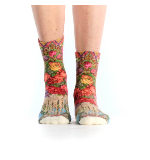Mi-chaussettes bouclettes imprimées Ikat, Dub & Drino. Tons gris, violet et vert avec motifs de tissage et roses colorées.