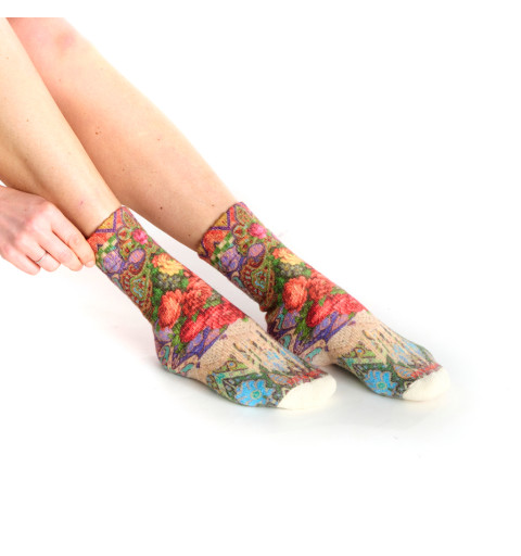 Mi-chaussettes bouclettes imprimées Ikat, Dub & Drino. Tons gris, violet et vert avec motifs de tissage et roses colorées.