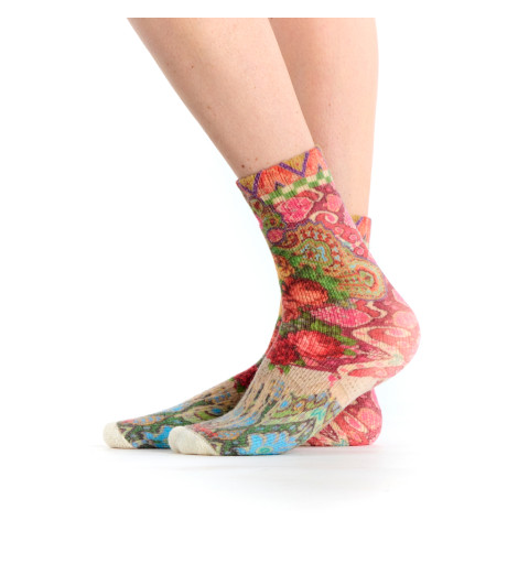 Mi-chaussettes bouclettes imprimées Ikat, Dub & Drino. Tons gris, violet et vert avec motifs de tissage et roses colorées.