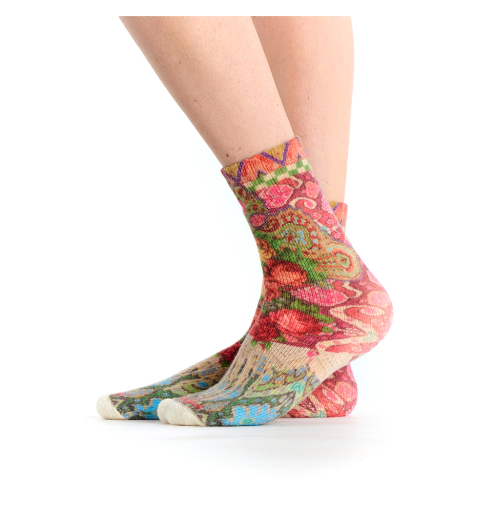 Mi-chaussettes bouclettes imprimées Ikat, Dub & Drino. Tons gris, violet et vert avec motifs de tissage et roses colorées.