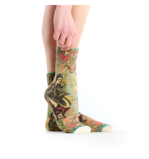 Mi-chaussettes bouclettes imprimées Tarot, Dub & Drino. Vert kaki pâle avec des illustrations du Tarot de Marseille.