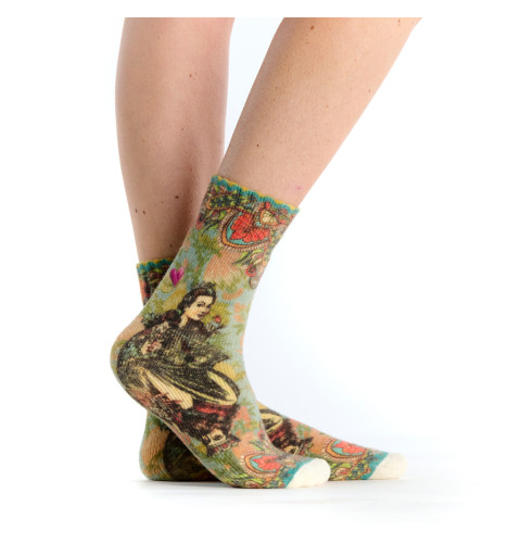 Mi-chaussettes bouclettes imprimées Tarot, Dub & Drino. Vert kaki pâle avec des illustrations du Tarot de Marseille.