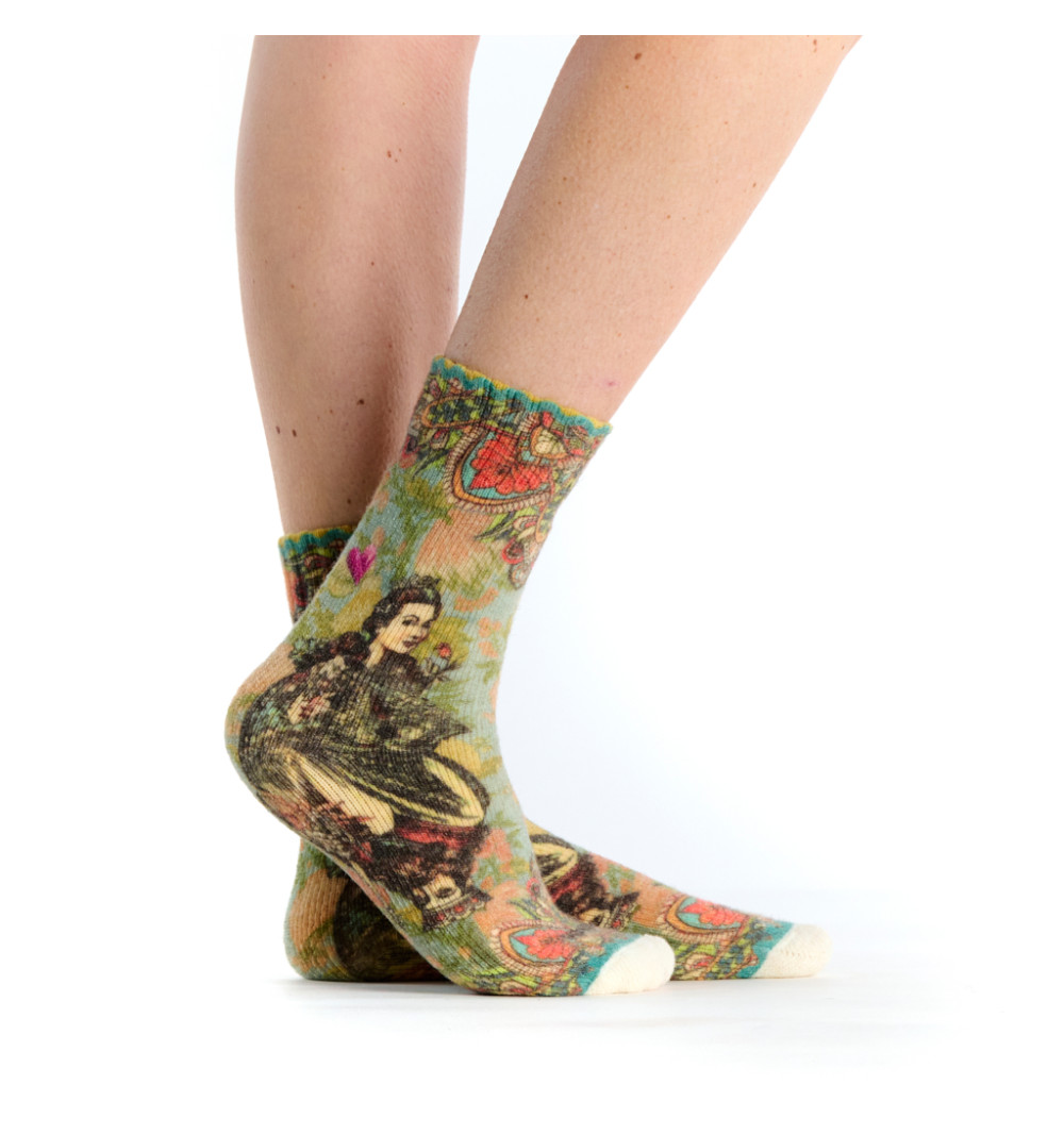 Mi-chaussettes bouclettes imprimées Tarot, Dub & Drino. Vert kaki pâle avec des illustrations du Tarot de Marseille.