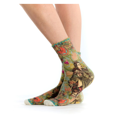 Mi-chaussettes bouclettes imprimées Tarot, Dub & Drino. Vert kaki pâle avec des illustrations du Tarot de Marseille.