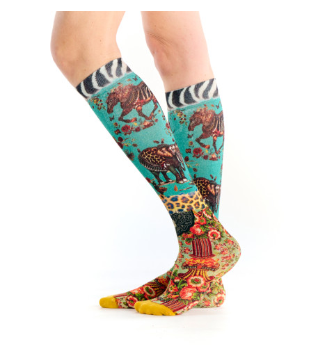 Mi-bas bambou Sauvage, Dub & Drino. Motifs d’animaux de la savane sur fond turquoise.