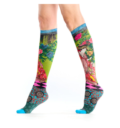 Mi-bas bambou Geisha, Dub & Drino. Pied bleu , jambe verte avec illustration de geisha et fleurs roses.