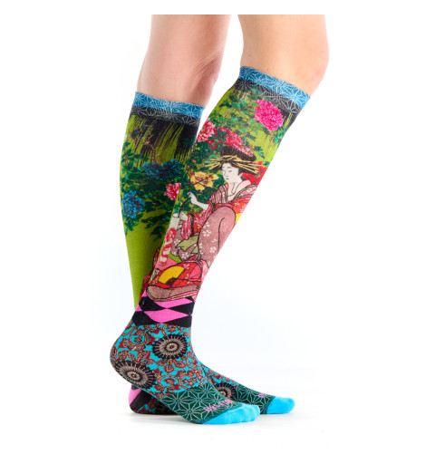 Mi-bas bambou Geisha, Dub & Drino. Pied bleu , jambe verte avec illustration de geisha et fleurs roses.