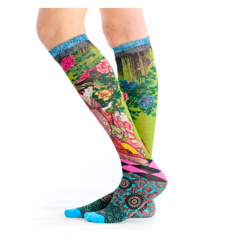 Mi-bas bambou Geisha, Dub & Drino. Pied bleu , jambe verte avec illustration de geisha et fleurs roses.
