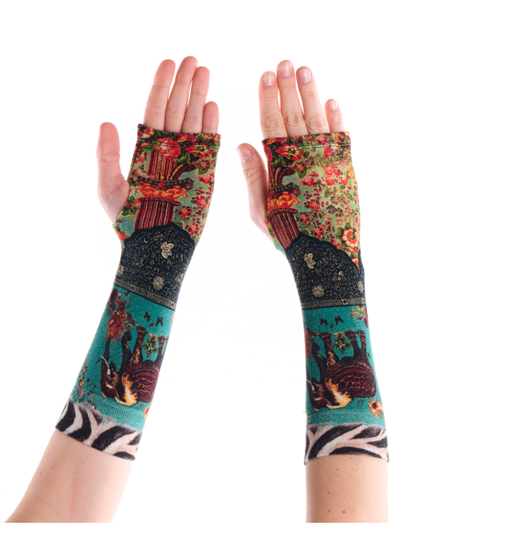 Mitaines bambou Sauvage, Dub & Drino. Motifs d’animaux stylisés sur fond turquoise avec bord-côte zébré.