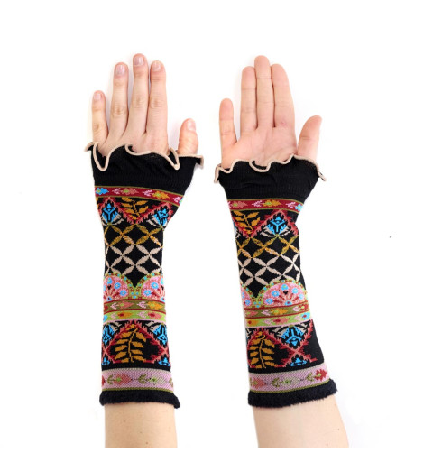 Mitaines Atlas, Dub & Drino. Noires avec motifs géométriques colorés inspirés de l’art berbère.