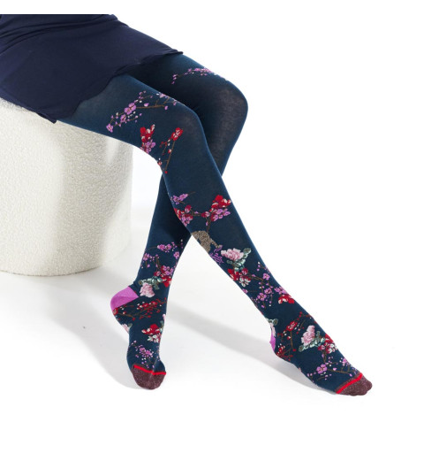 Collants Pronus Serrulata, Fil de Jour. Bleus avec des fleurs roses et rouges en spirale, talons roses et pointes marrons.
