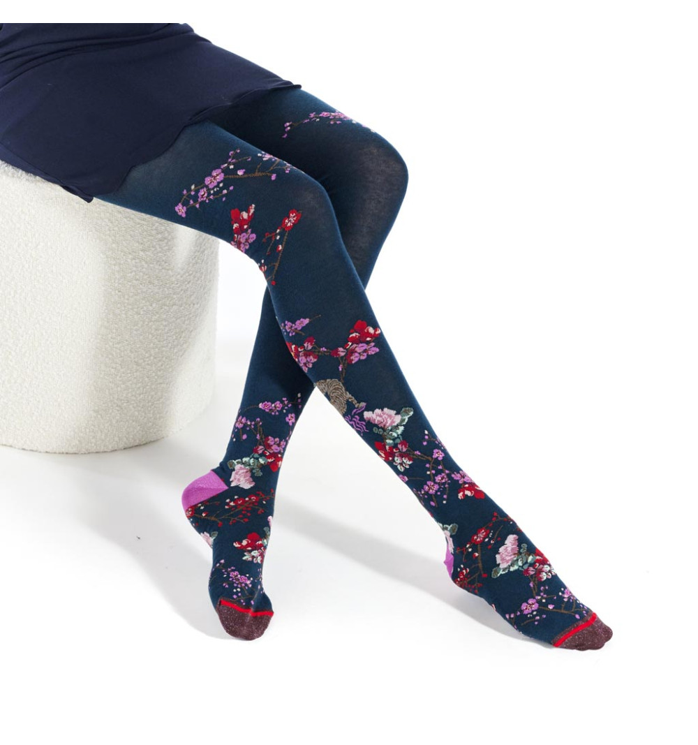 Collants Pronus Serrulata, Fil de Jour. Bleus avec des fleurs roses et rouges en spirale, talons roses et pointes marrons.