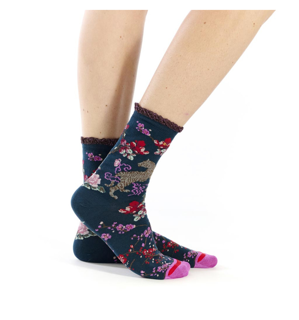 Chaussettes Prunus Serrulata, Fil de Jour.Marine avec fleurs roses et rouges, et jaguar.